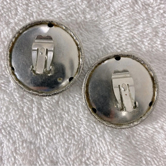 Vintage Textured Silver Tone Round  Metal Clip On Earrings - Picture 2 of 8